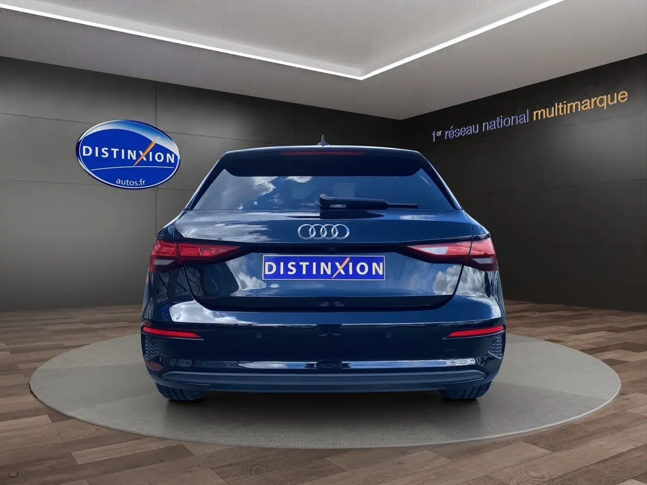 Vue arrière d'une Audi A3 Sportback noire 2021, avec feux LED et caméra de recul visible sur le hayon.