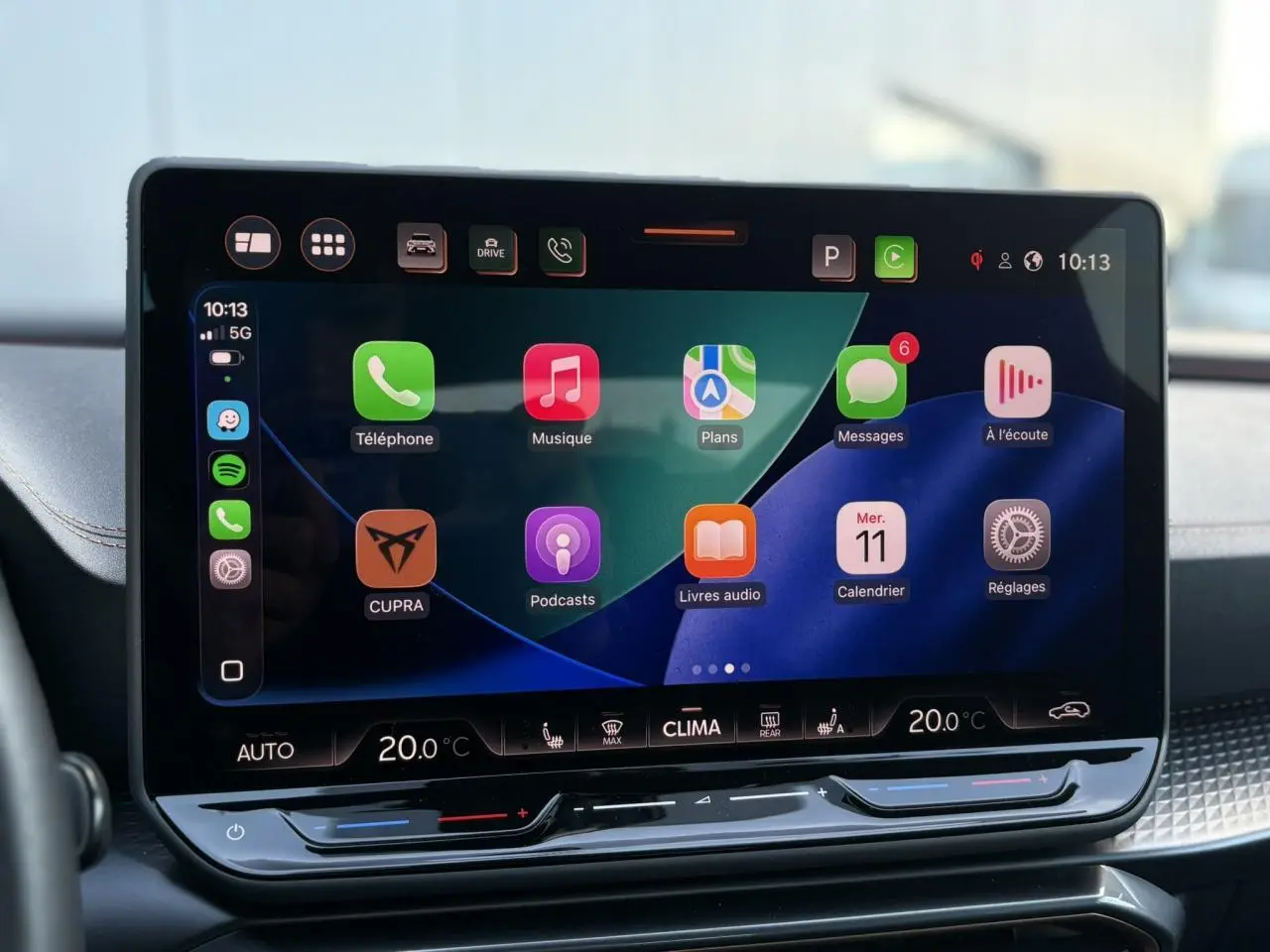 Écran tactile HD 12,9’’ du système d’info-divertissement du CUPRA Formentor 2024, vue intérieure frontale.