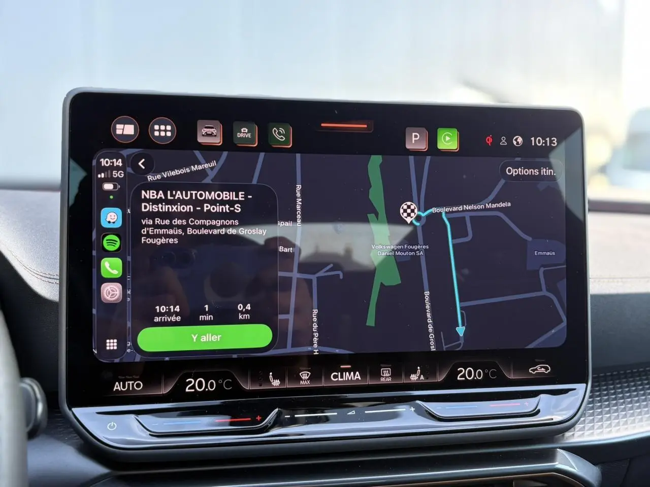 Écran tactile HD 12,9'' du système de navigation dans l'habitacle du CUPRA Formentor gris, vue de face.