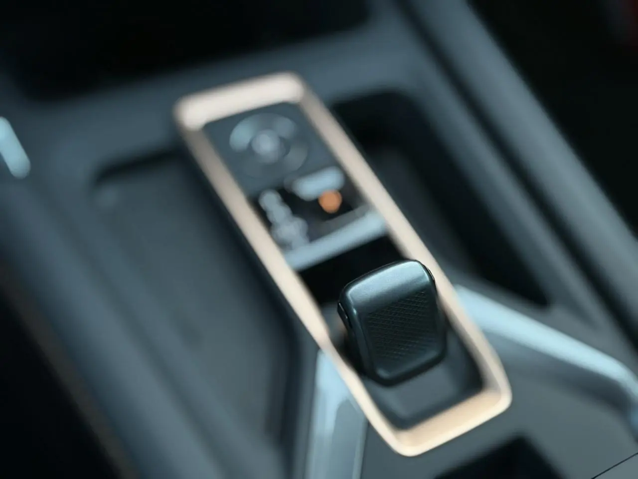 Gros plan sur le levier de vitesses automatique entouré d’un cadre cuivré dans l’habitacle du CUPRA Formentor gris magnétique.