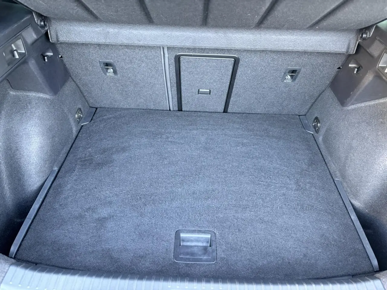 Coffre ouvert vu de face du CUPRA Formentor gris, montrant un espace de chargement propre et bien fini.