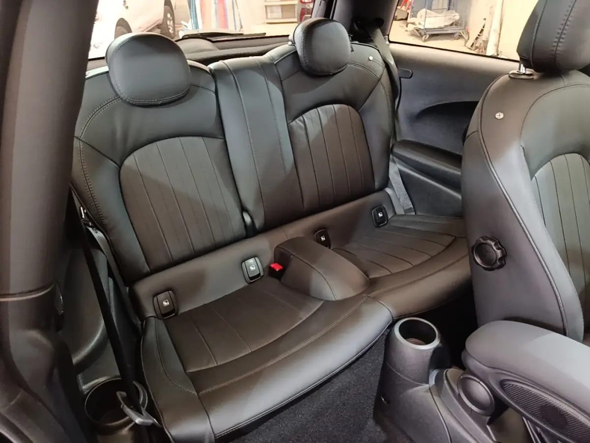 Vue intérieure montrant la banquette arrière en cuir noir de la MINI Cooper Edition Premium Plus 2023.