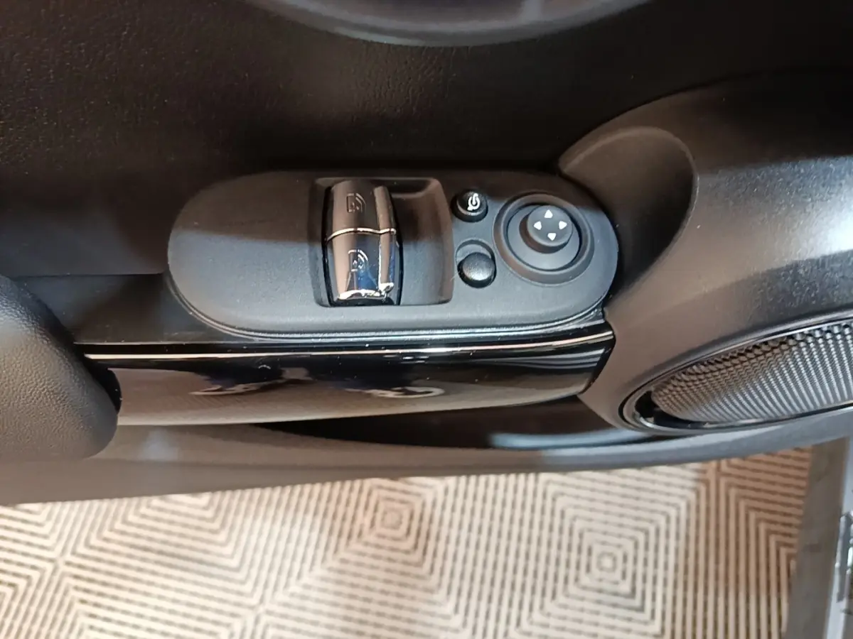 Détail des commandes de réglage des rétroviseurs et des vitres côté gauche intérieur d’une MINI Cooper Edition Premium Plus noire 2023.