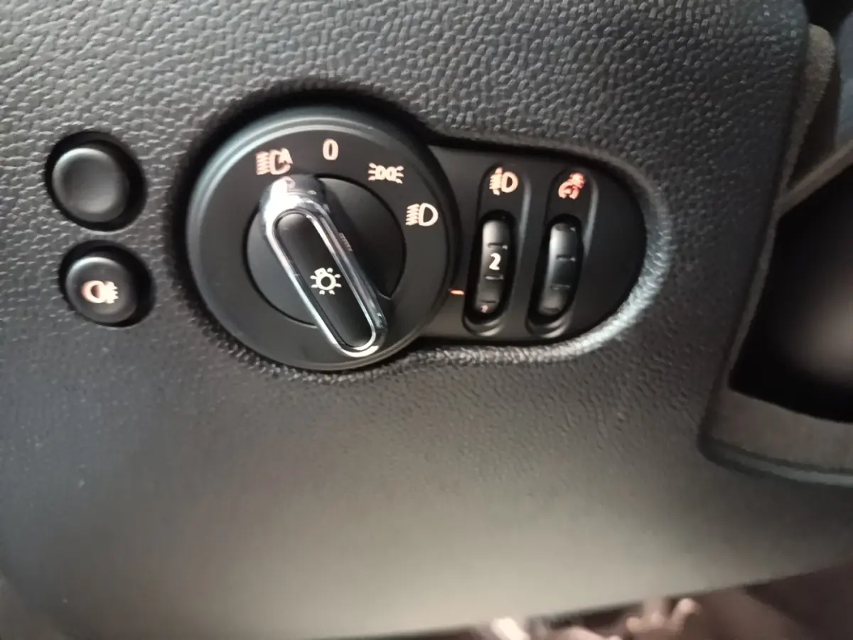 Gros plan sur les commandes d’éclairage intérieures noires de la MINI Cooper Edition Premium Plus 2023.