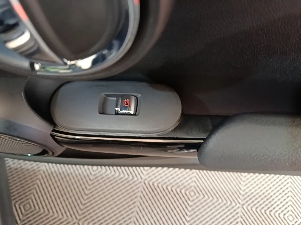 Détail de la poignée intérieure de porte côté gauche de la MINI Cooper Edition Premium Plus noire 2023.