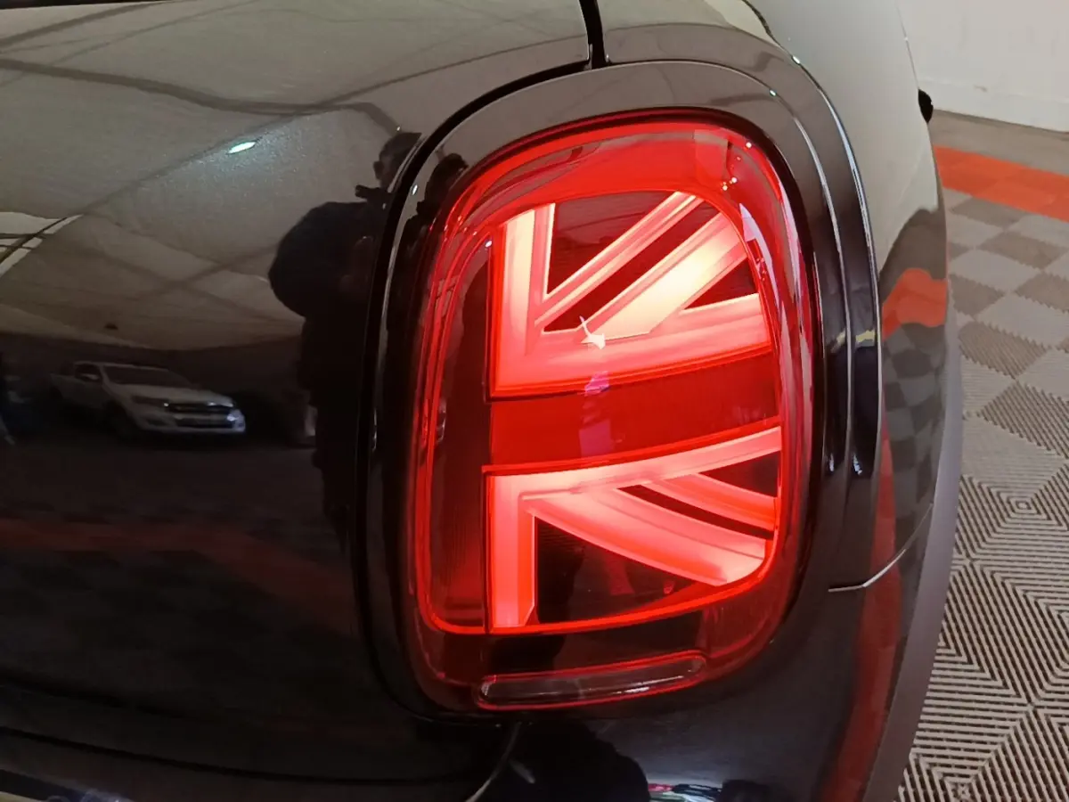 Gros plan sur le feu arrière droit rouge en forme de drapeau britannique d'une MINI Cooper noire 2023.