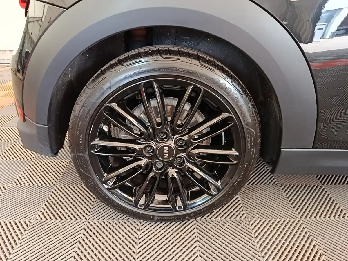 Gros plan sur la roue arrière droite noire brillante d’une MINI Cooper Edition Premium Plus 2023.