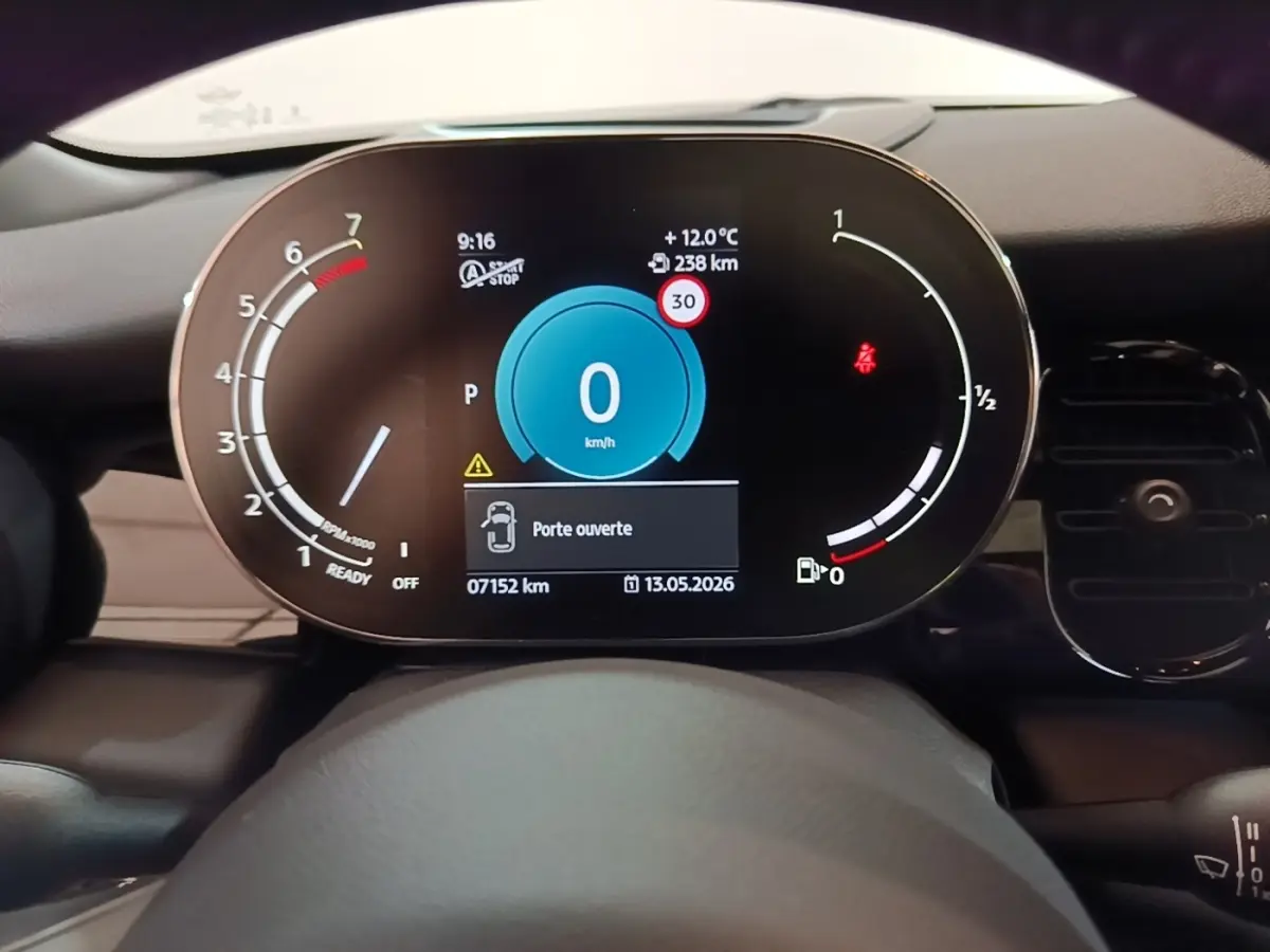 Gros plan sur le combiné d'instruments numérique de la MINI Cooper Edition Premium Plus 2023, affichage digital clair.