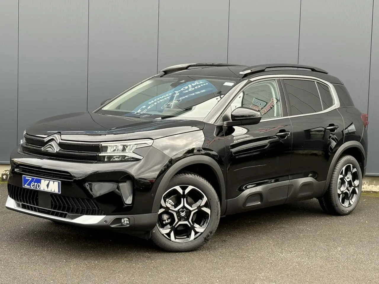 Citroën C5 Aircross noir Perla en 3/4 avant droit, avec jantes alliage bi-ton et barres de toit noires.