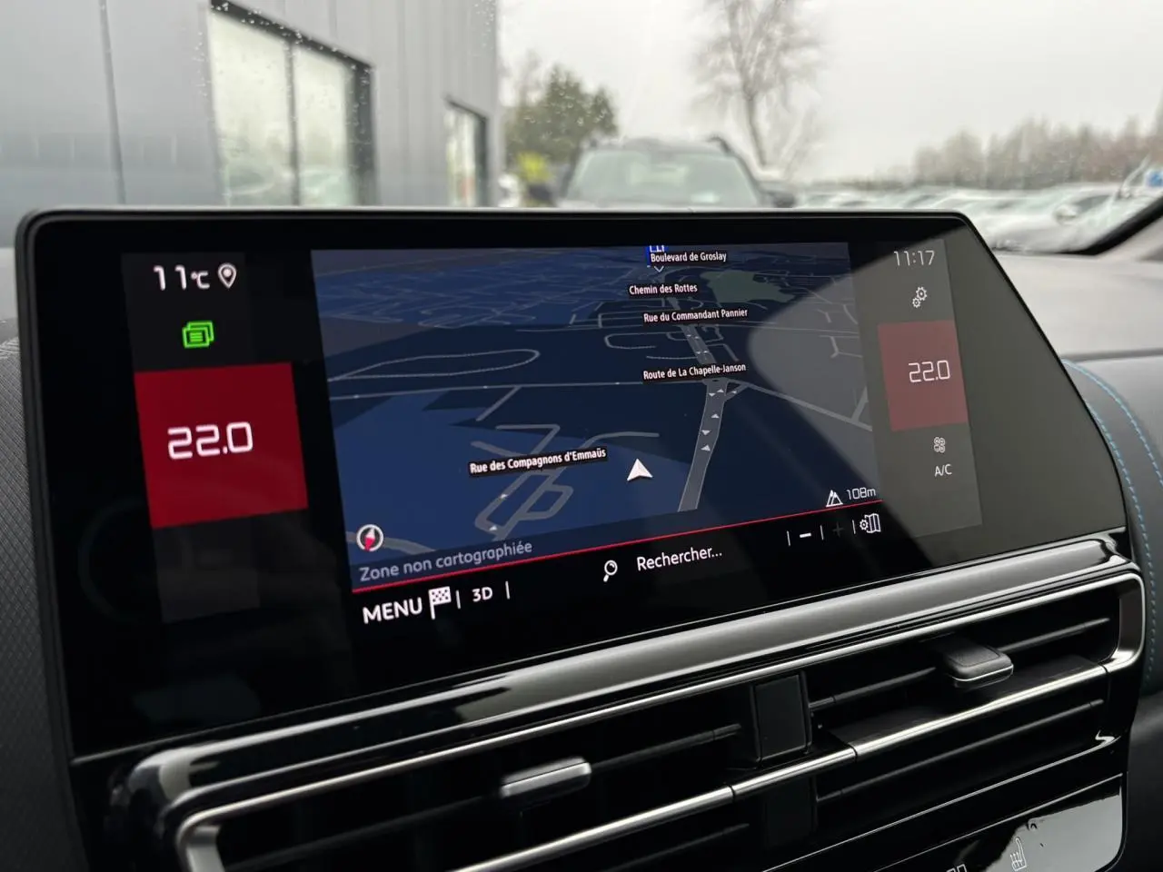 Écran tactile central du tableau de bord du Citroën C5 Aircross 2025 affichant la navigation et la climatisation à 22°C.