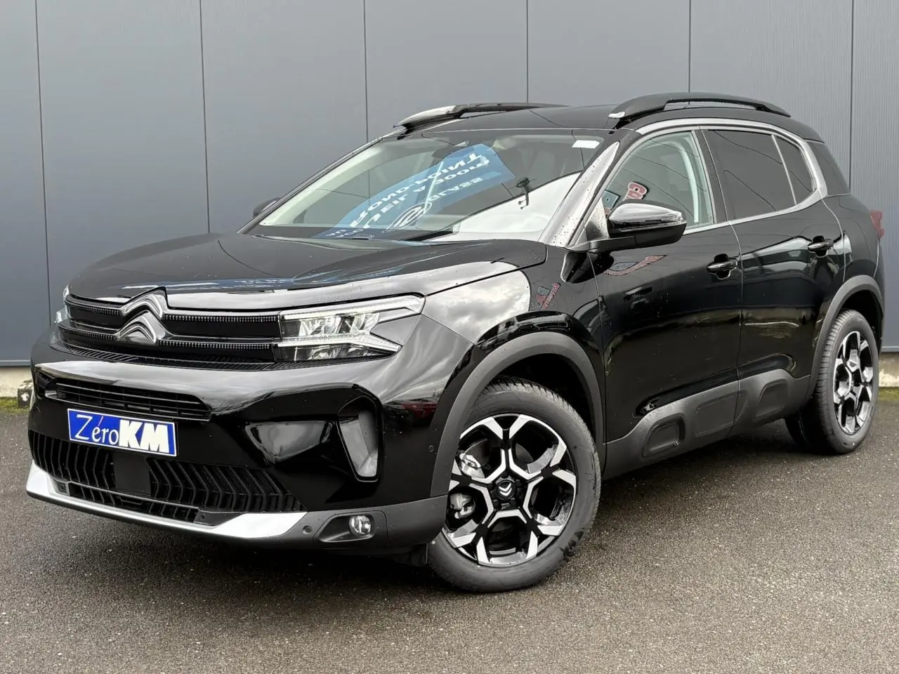 Citroën C5 Aircross noir Perla en 3/4 avant droit, avec jantes alliage bi-ton et barres de toit noires.