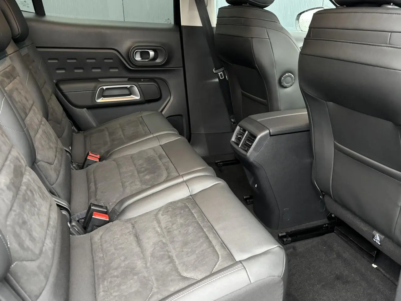Vue intérieure arrière côté droit du Citroën C5 Aircross 2025 noir Perla avec sièges Alcantara et cuir noir Urban Black.