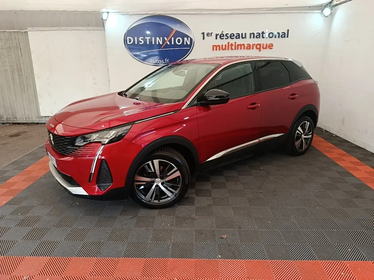 Peugeot 3008 PureTech 130 S&S Allure rouge vue 3/4 avant droit en intérieur avec jantes alliage et toit noir.