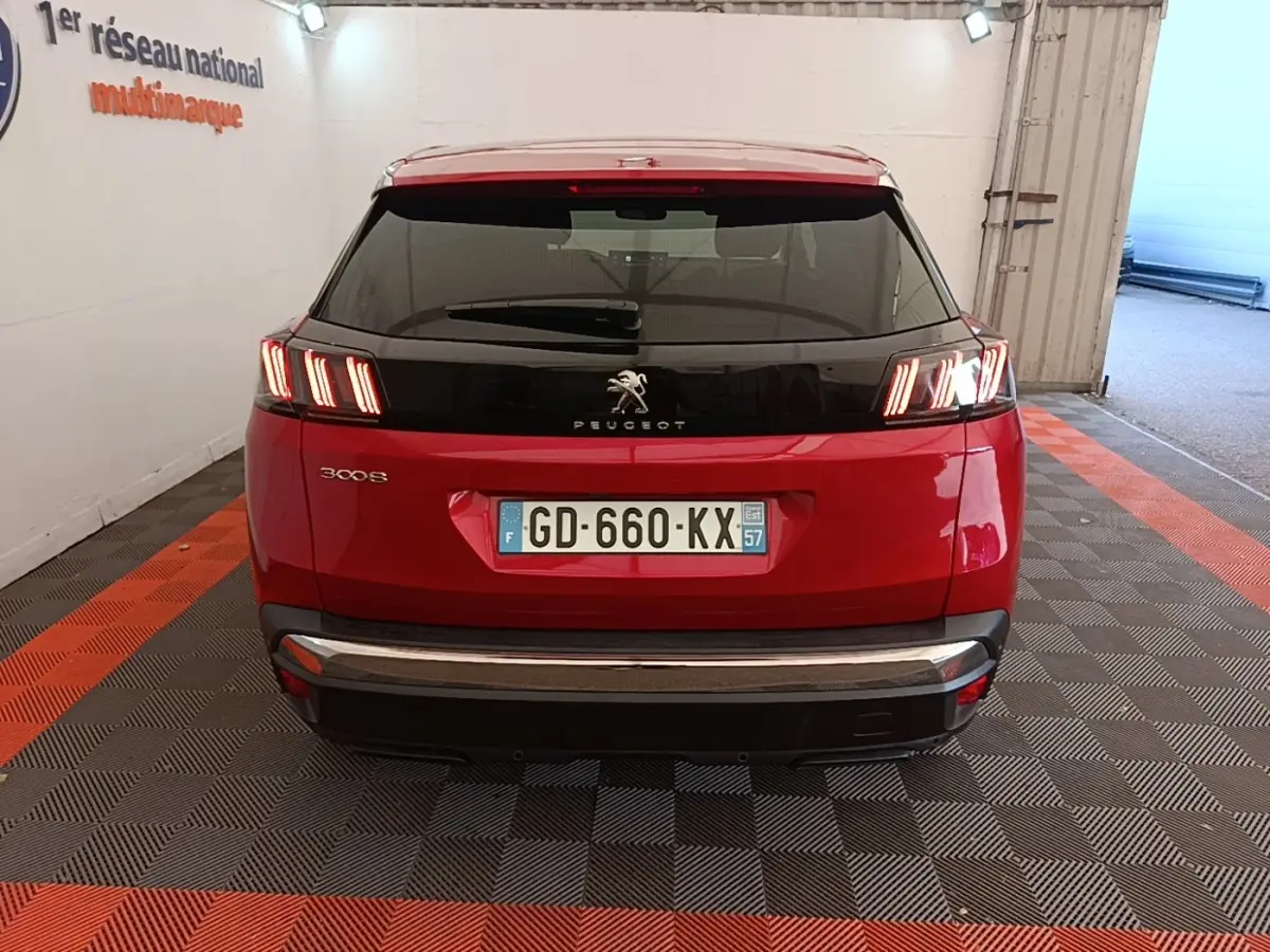 Vue arrière d’un Peugeot 3008 rouge avec feux arrière LED caractéristiques et plaque d’immatriculation française.