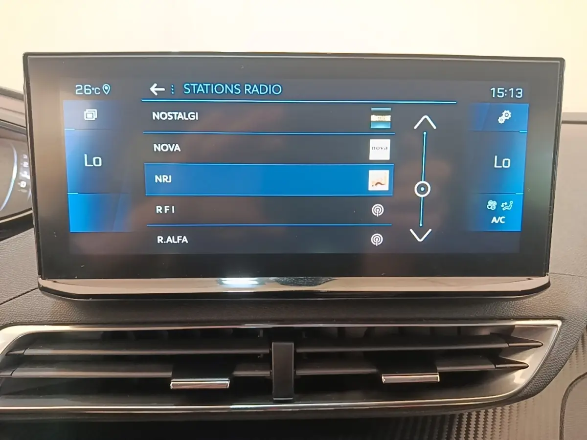 Écran tactile central du tableau de bord du Peugeot 3008 PureTech 130, affichant les stations radio.