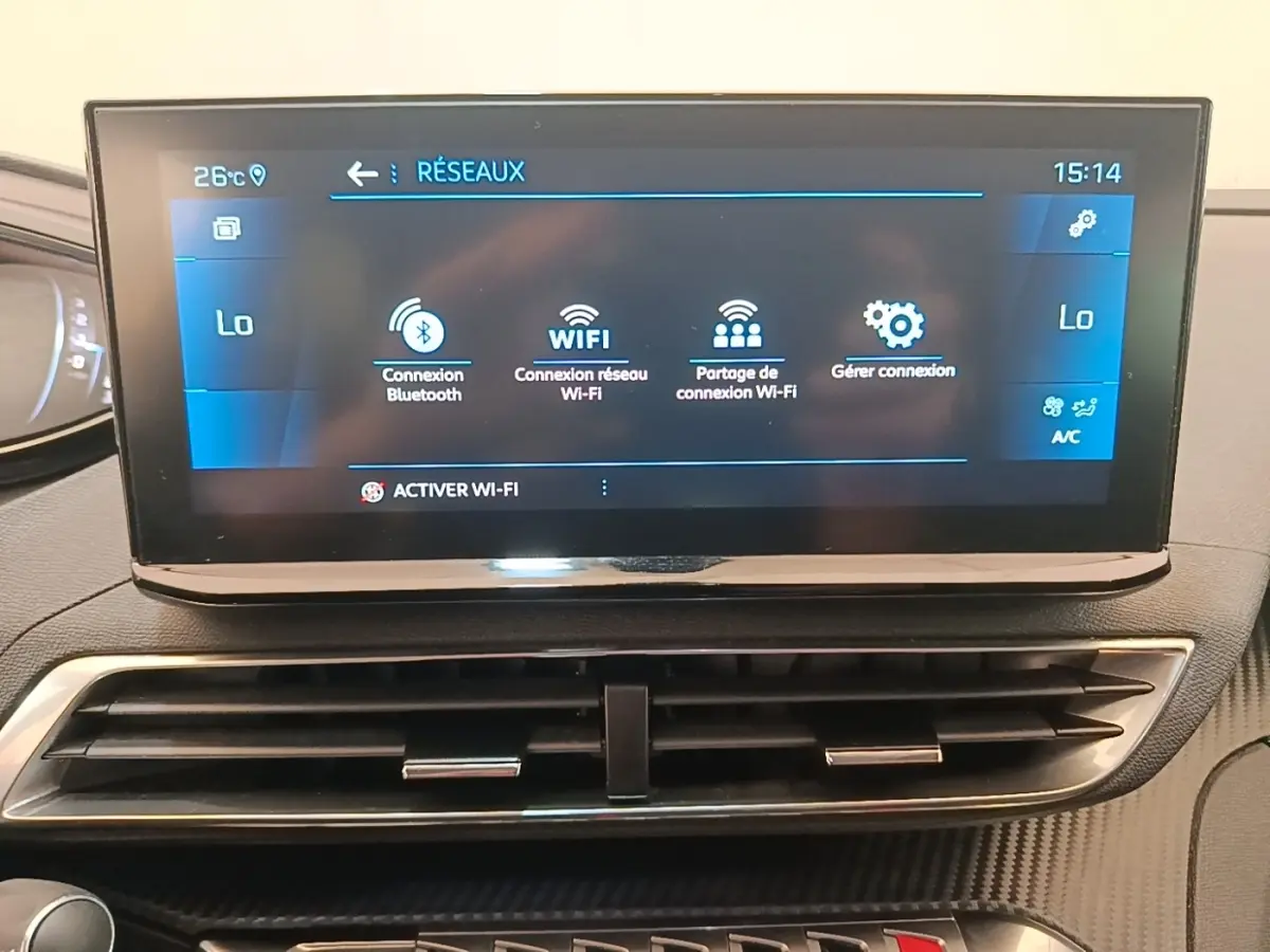 Écran tactile central du tableau de bord du Peugeot 3008 PureTech 130, affichant les options de connexion Wi-Fi et Bluetooth.