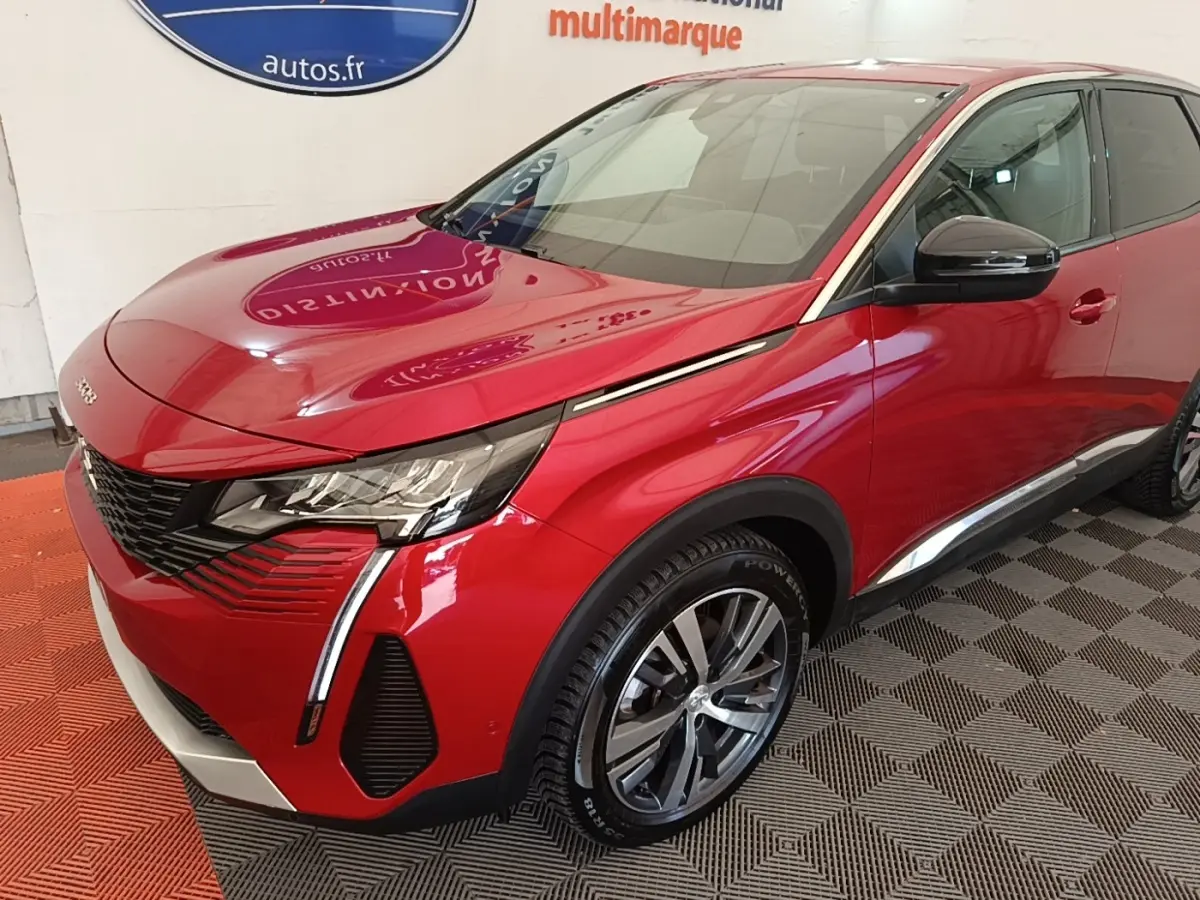 Peugeot 3008 rouge vue 3/4 avant droit, avec phares LED et jantes alliage distinctives.