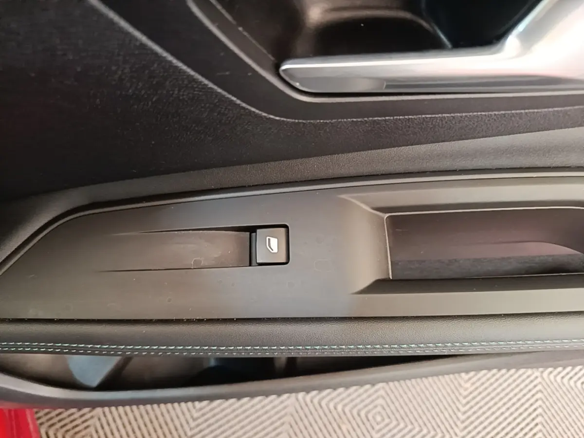 Détail de la commande de lève-vitre sur la porte intérieure côté conducteur d’un Peugeot 3008 2021.