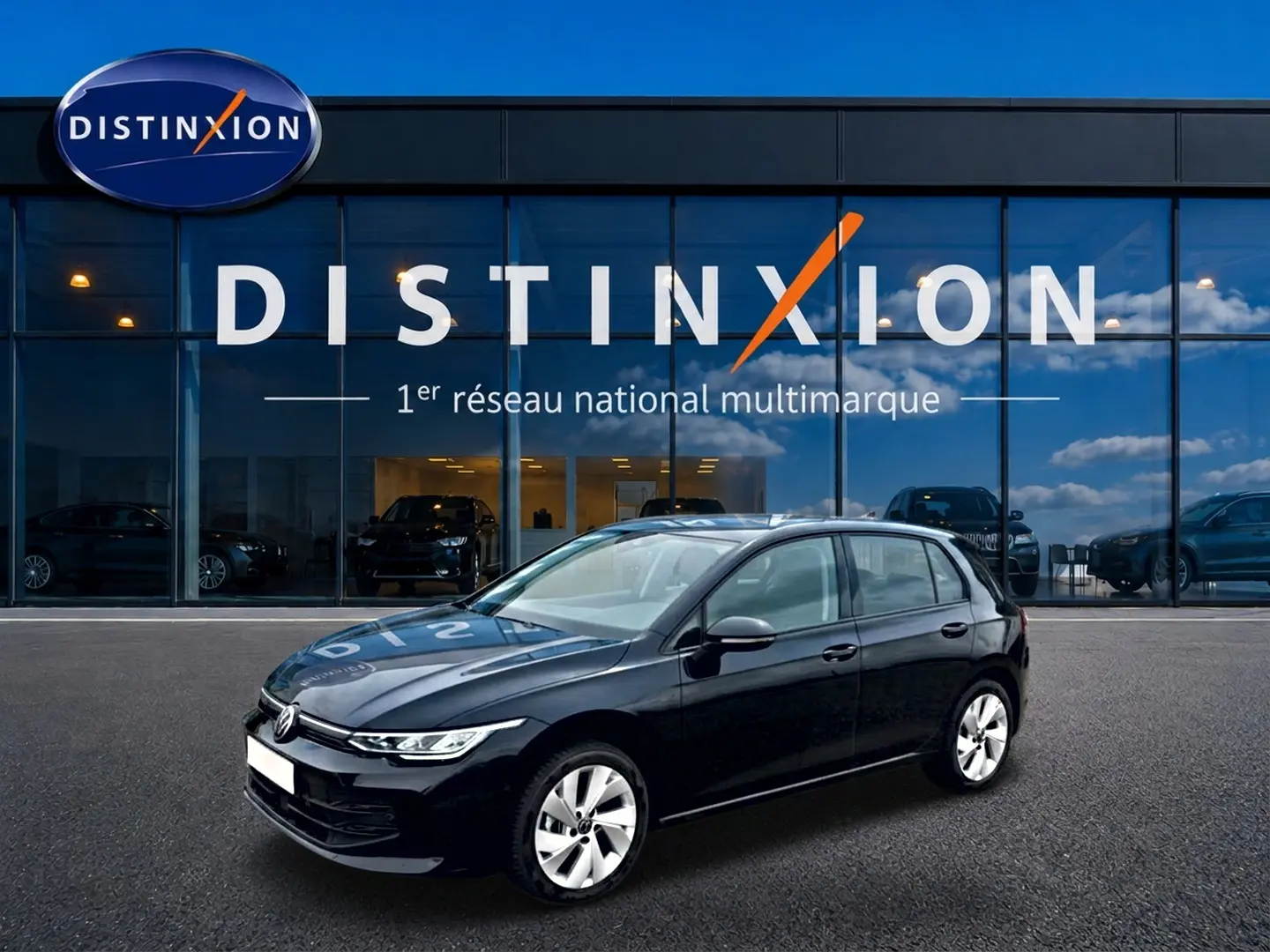 Volkswagen Golf 1.5 etsi evo2 116 life noir vue 3/4 avant, jantes alu 17 pouces, devant showroom Distinxion.