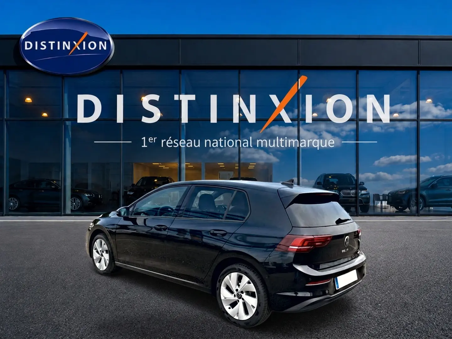 Volkswagen Golf 1.5 ETSI Evo2 noir vue 3/4 arrière droit devant showroom Distinxion.