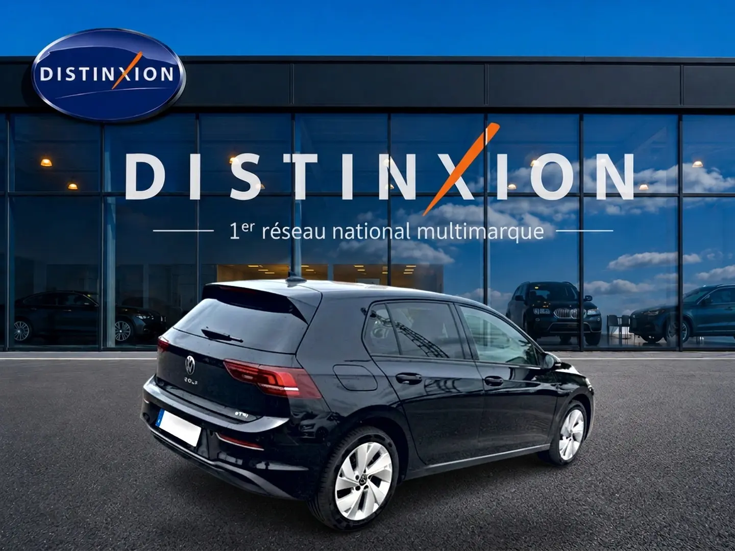 Volkswagen Golf 1.5 etsi evo2 noir vue 3/4 arrière droit devant showroom Distinxion.