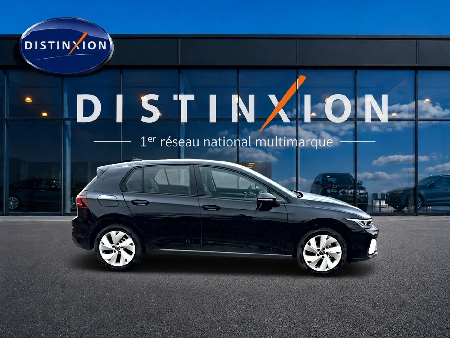 Volkswagen Golf 1.5 etsi evo2 noir vue de profil côté gauche devant une vitrine avec logo Distinxion.