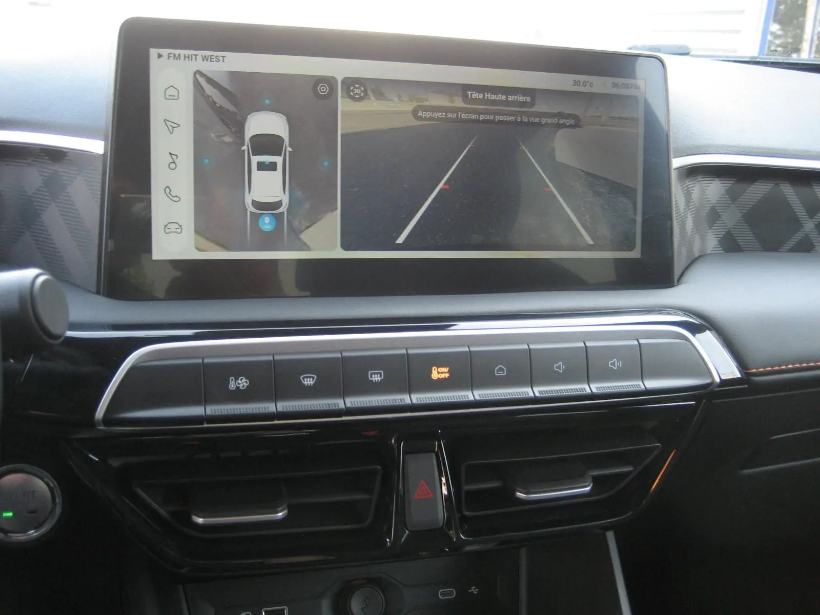 Vue rapprochée de l'écran tactile et de la console centrale du MG3 1.5 HYBRID+ 195 CH LUXURY noir 2024 montrant la caméra 360° et les commandes climatiques.