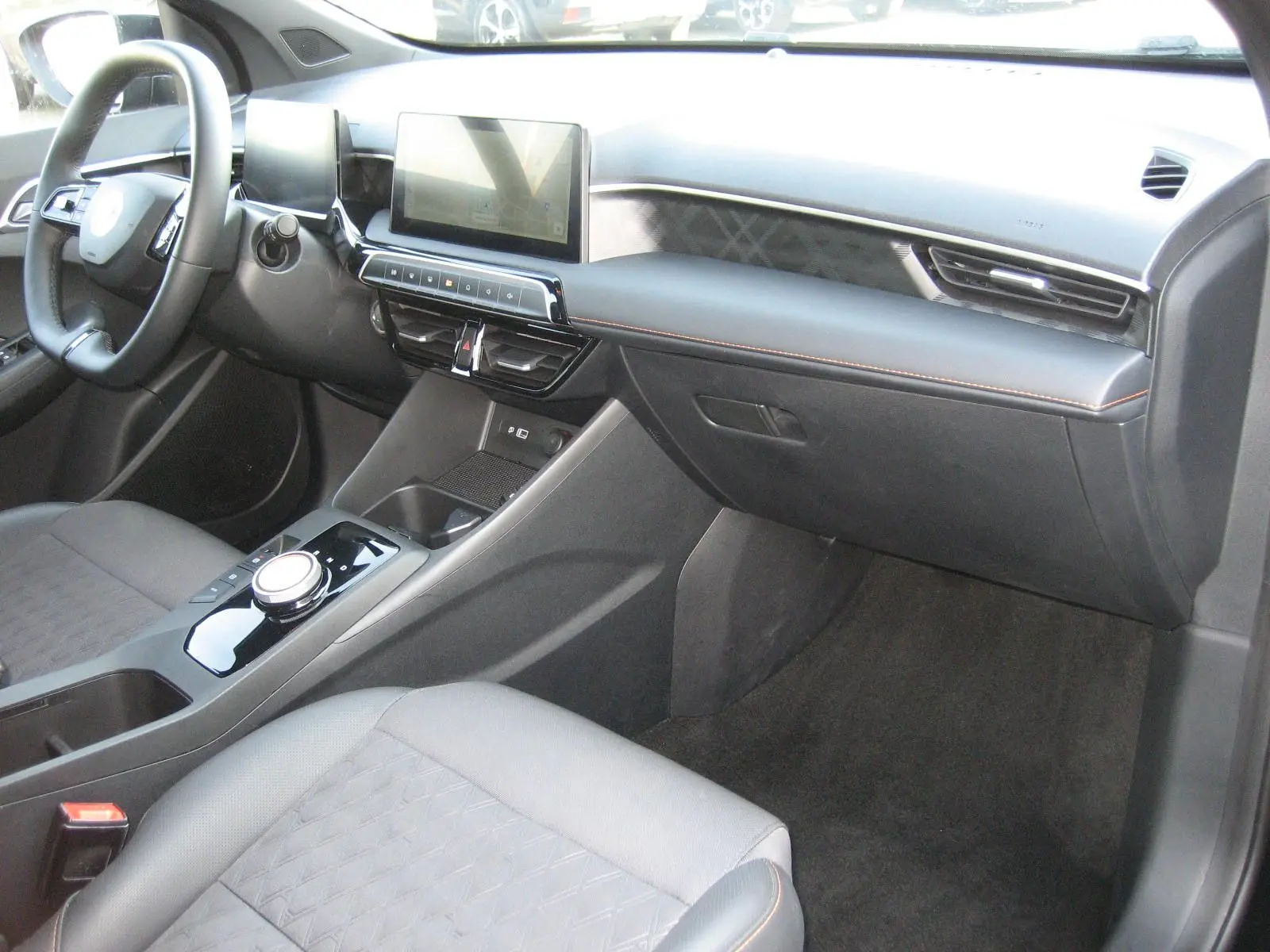 Vue intérieure côté passager du tableau de bord et console centrale du MG3 1.5 HYBRID+ noir 2024 avec écran tactile et sellerie tissu.