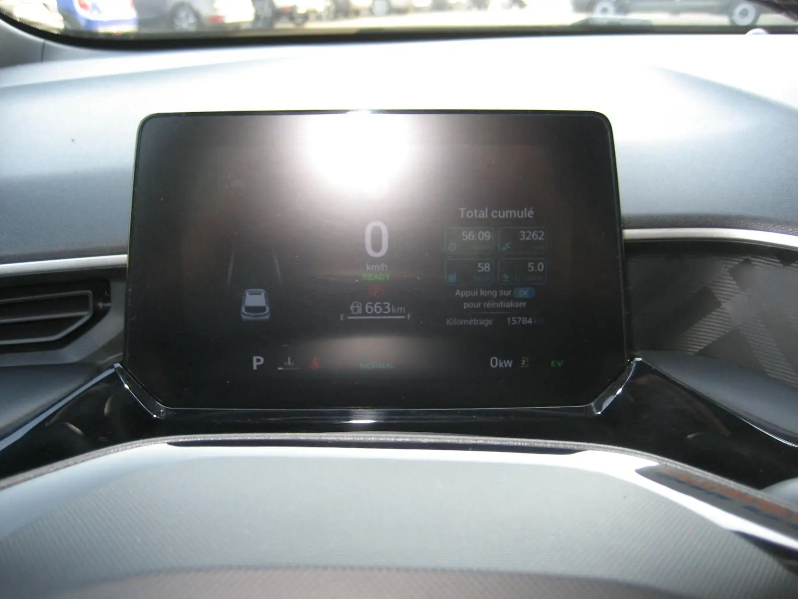 Tableau de bord numérique de la MG3 1.5 HYBRID+ 2024, affichage des données de conduite sur fond noir brillant.