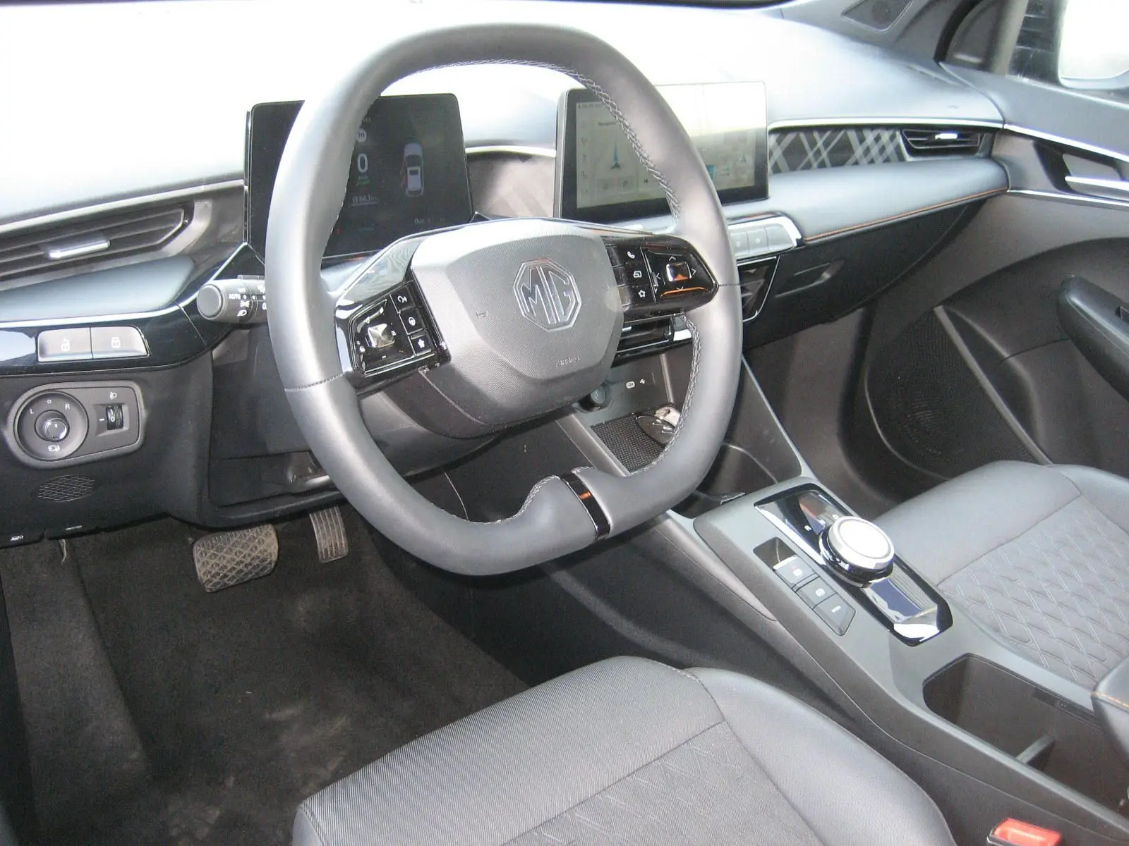 Vue intérieure du poste de conduite du MG3 1.5 HYBRID+ noir 2024, avec volant multifonction et écran tactile central.