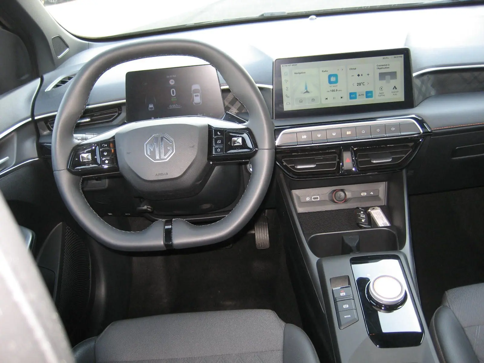 Vue intérieure frontale du tableau de bord noir du MG3 1.5 HYBRID+ 2024 avec écran tactile et volant multifonction.