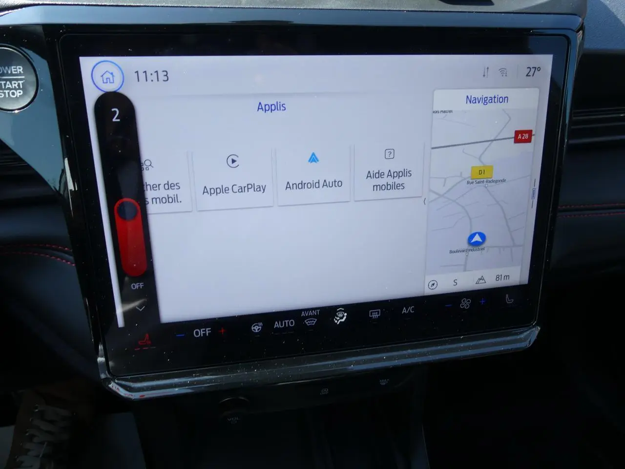 Écran tactile central du Ford Puma 2025 montrant la navigation et options Apple CarPlay et Android Auto.