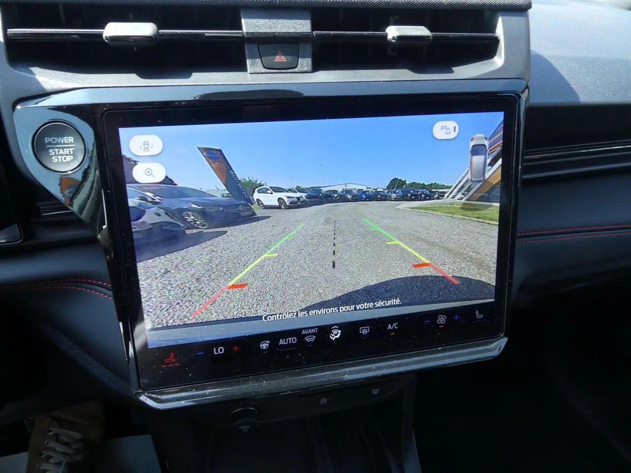 Écran tactile central affichant la caméra de recul dans l'habitacle du Ford Puma 2025 finition ST-Line.