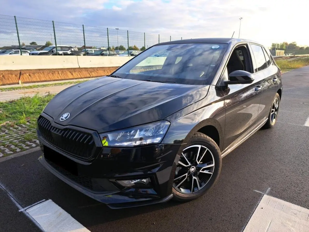 SKODA FABIA Monte Carlo noir Magic vue 3/4 avant droit avec jantes noires et calandre marquée