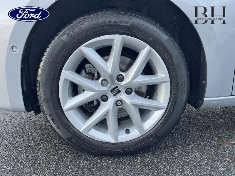 Gros plan sur la roue avant gauche de la SEAT LEON ST gris urbain métal avec jante alu à 5 doubles branches.