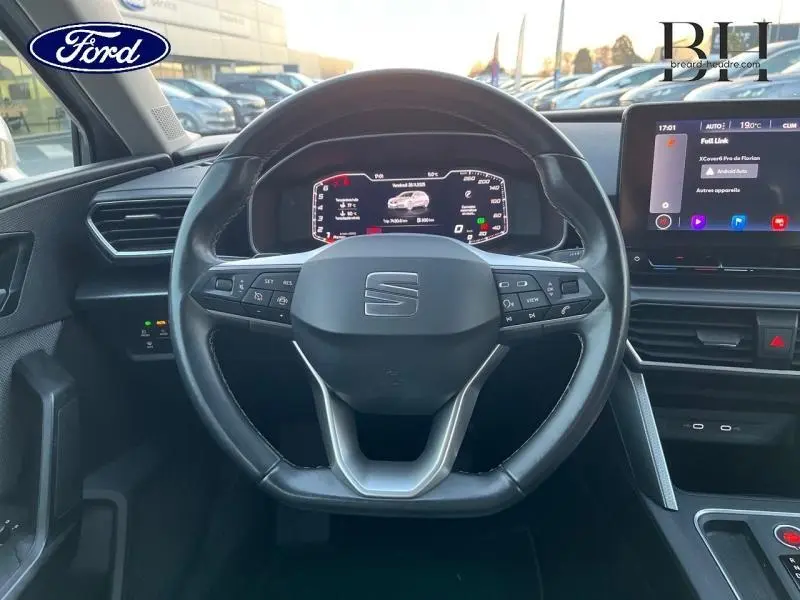 Vue rapprochée du volant cuir multifonction de la SEAT LEON ST 2022 avec tableau de bord numérique et écran tactile.