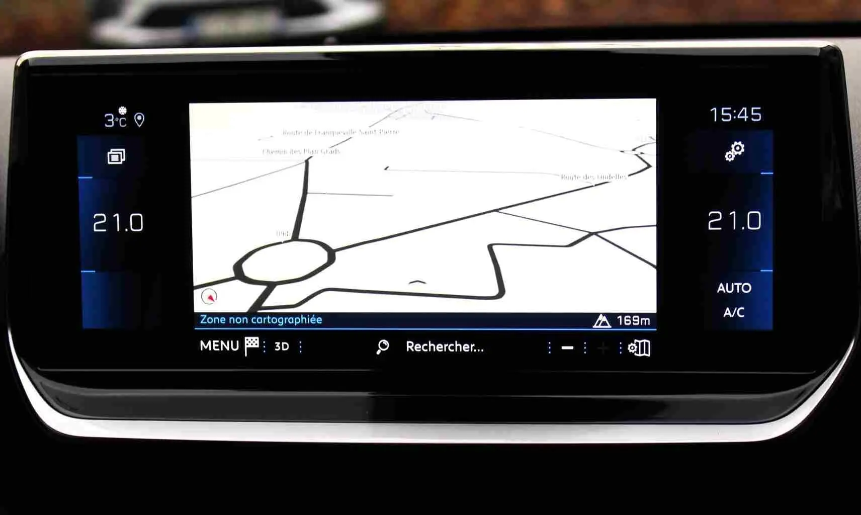 Écran tactile central du Peugeot 2008 II affichant la navigation et la climatisation à 21°C.