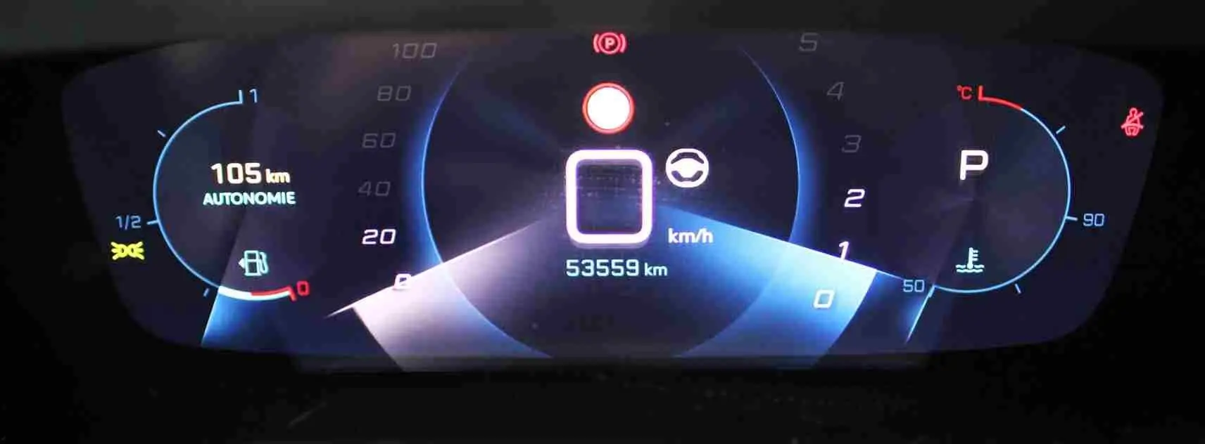 Affichage numérique du tableau de bord du Peugeot 2008 gris platinium, indiquant 105 km d'autonomie et 53 559 km au compteur.