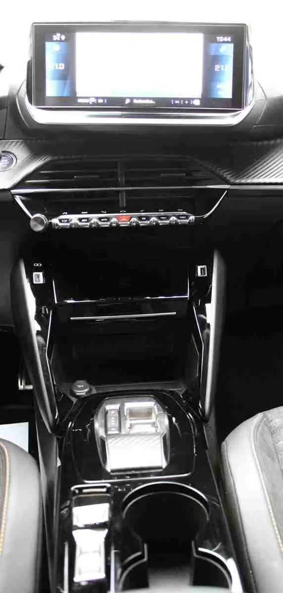 Vue rapprochée de la console centrale et de l'écran tactile du Peugeot 2008 gris platinium, version 2022 essence automatique.