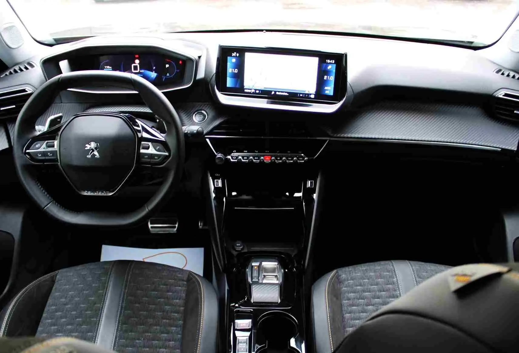 Intérieur de la Peugeot 2008 II 1.2 PureTech 130 ch Roadtrip 2022, tableau de bord et volant compact vus de face.