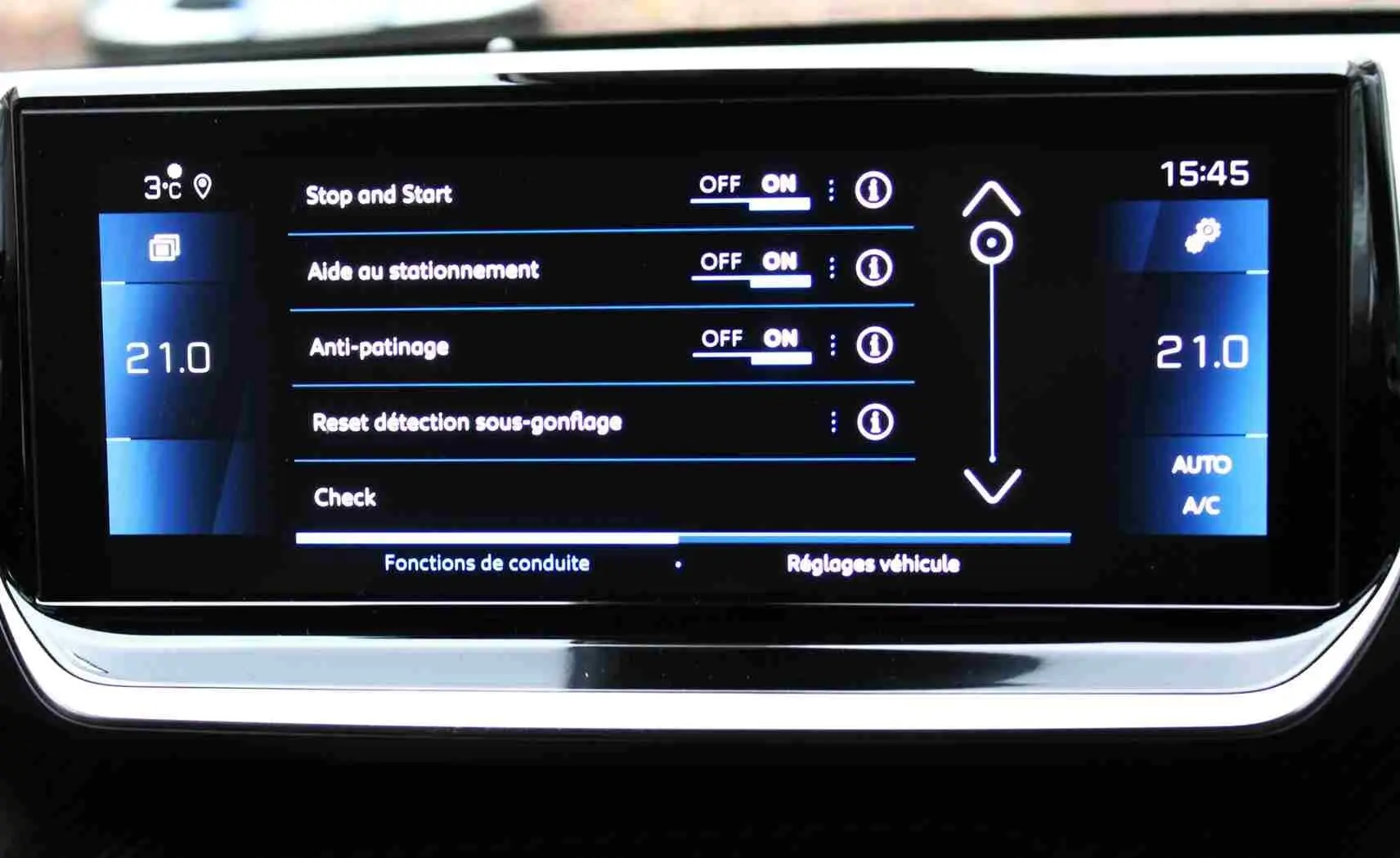 Écran tactile central du Peugeot 2008 II 2022 affichant les réglages de conduite et la climatisation à 21°C.