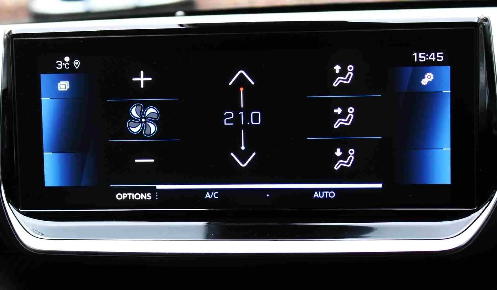 Écran tactile du système de climatisation automatique affichant 21°C dans un Peugeot 2008 gris platinium.