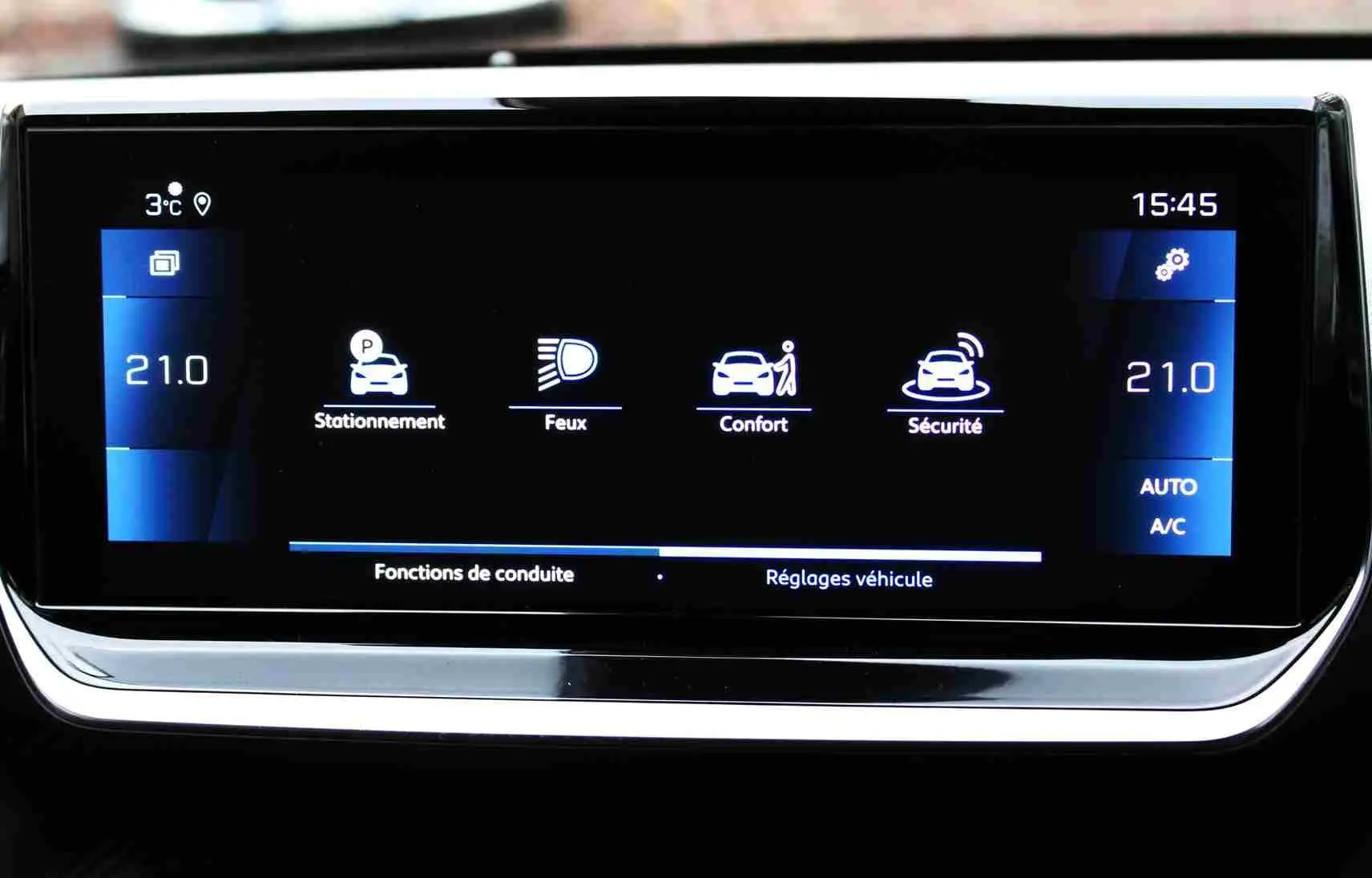 Écran tactile central du Peugeot 2008 2022 affichant les réglages de conduite et la climatisation à 21°C.