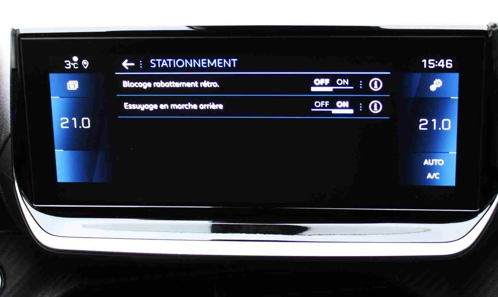 Écran tactile central du Peugeot 2008 gris platinium affichant les réglages de stationnement et climatisation à 21°C.