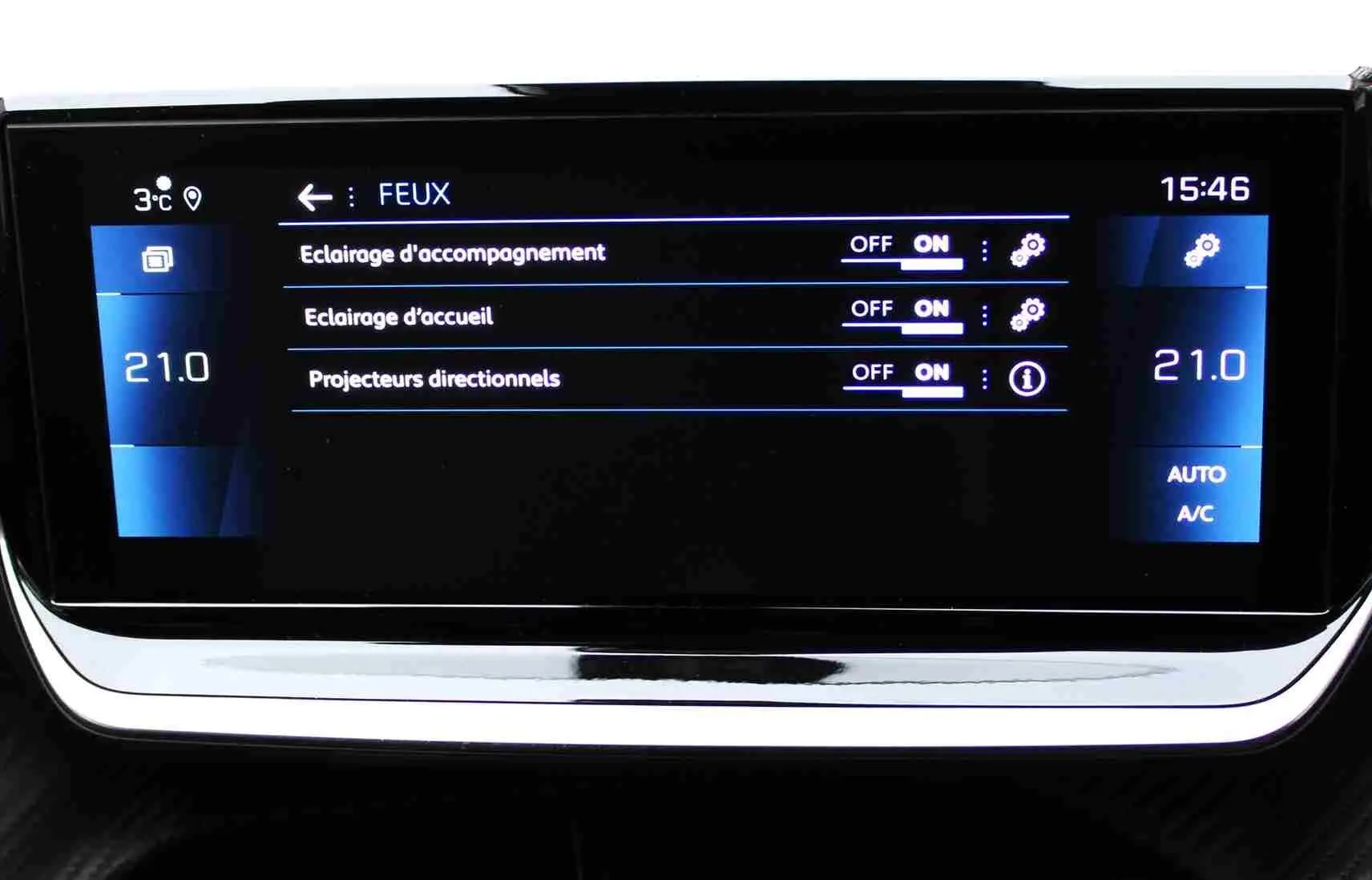 Écran tactile central du Peugeot 2008 II affichant les réglages des feux et la température intérieure à 21°C.