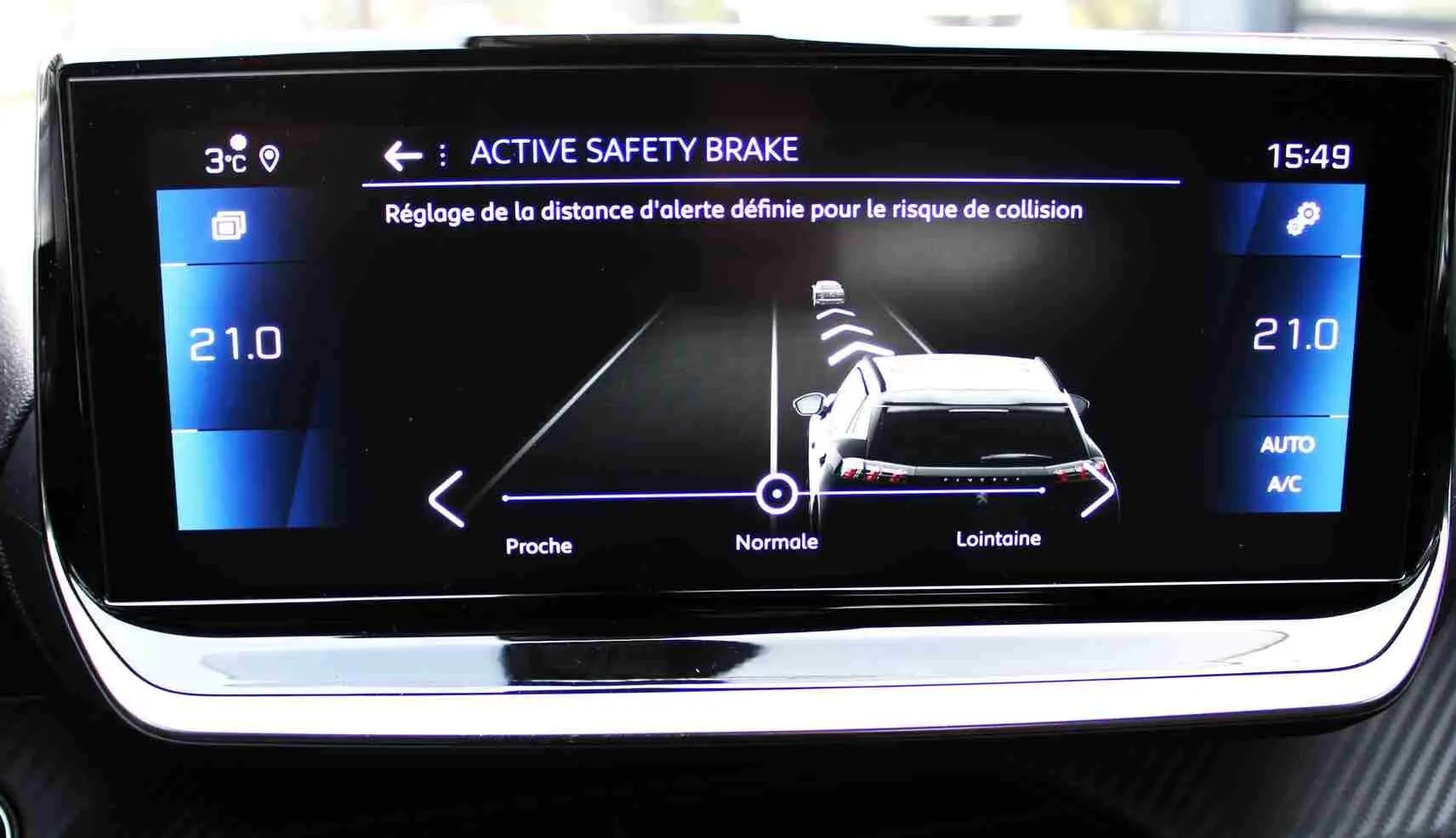 Écran tactile intérieur montrant le réglage de la distance d'alerte collision sur Peugeot 2008 gris platinium.