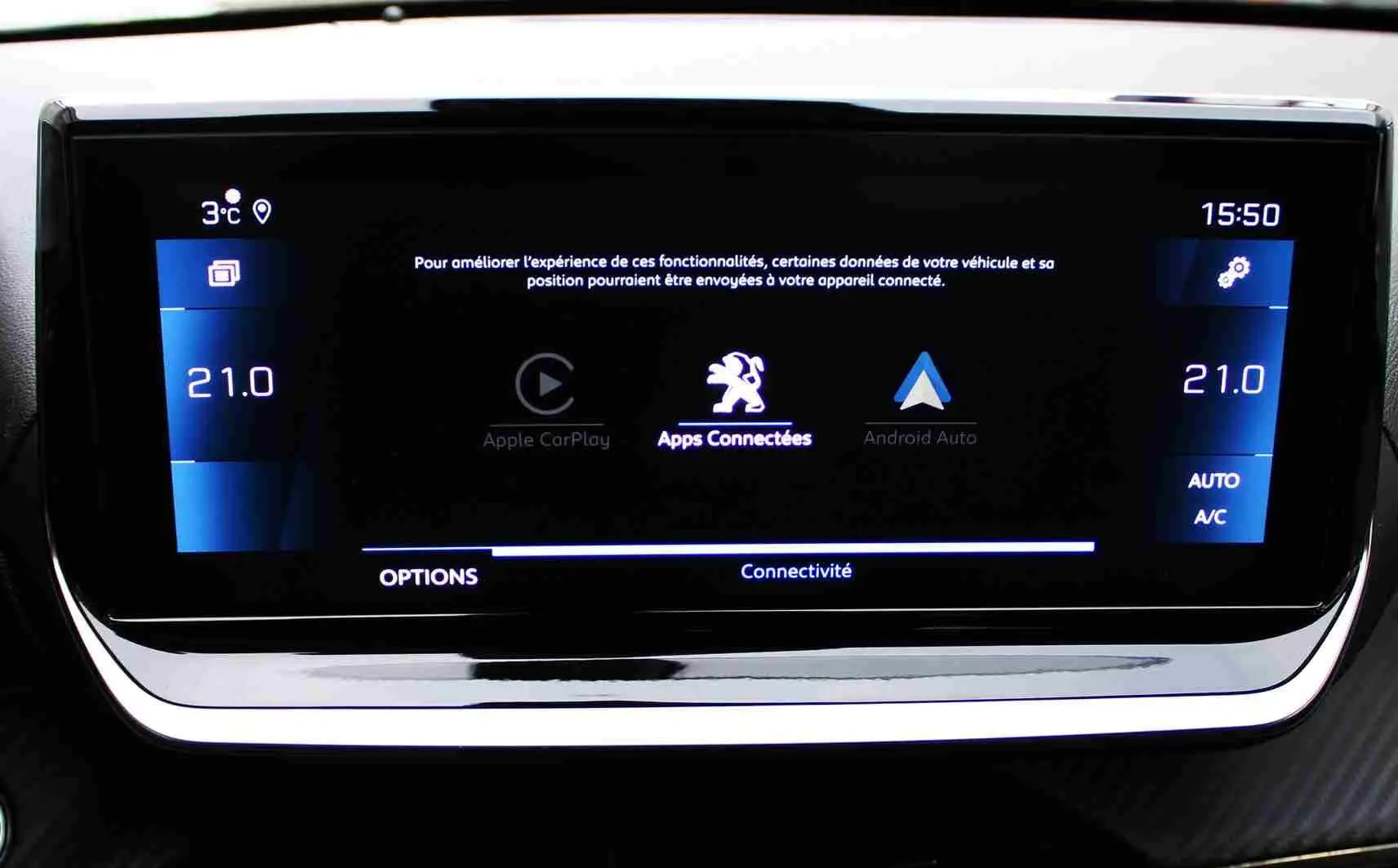 Écran tactile central du Peugeot 2008 gris platinium de 2022 affichant les options de connectivité Apple CarPlay et Android Auto.