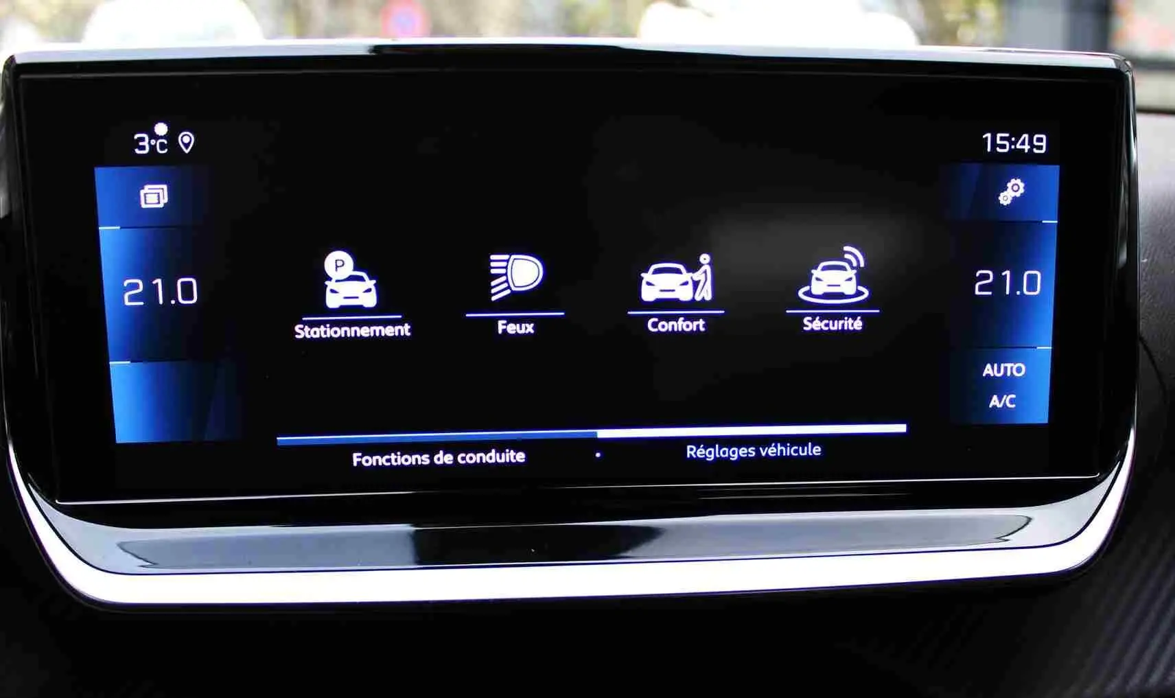 Écran tactile central du Peugeot 2008 2022 affichant les réglages de conduite et la climatisation à 21°C.