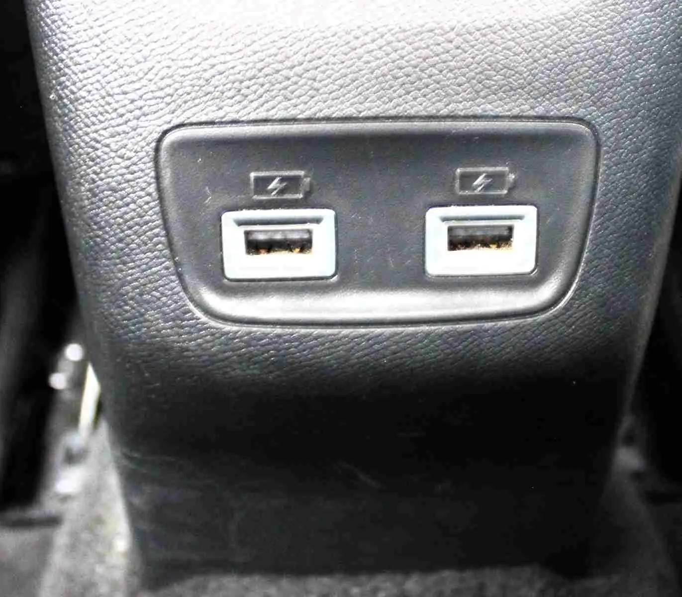 Prise USB double pour recharge à l'arrière de la console centrale du Peugeot 2008 gris platinium 2022.
