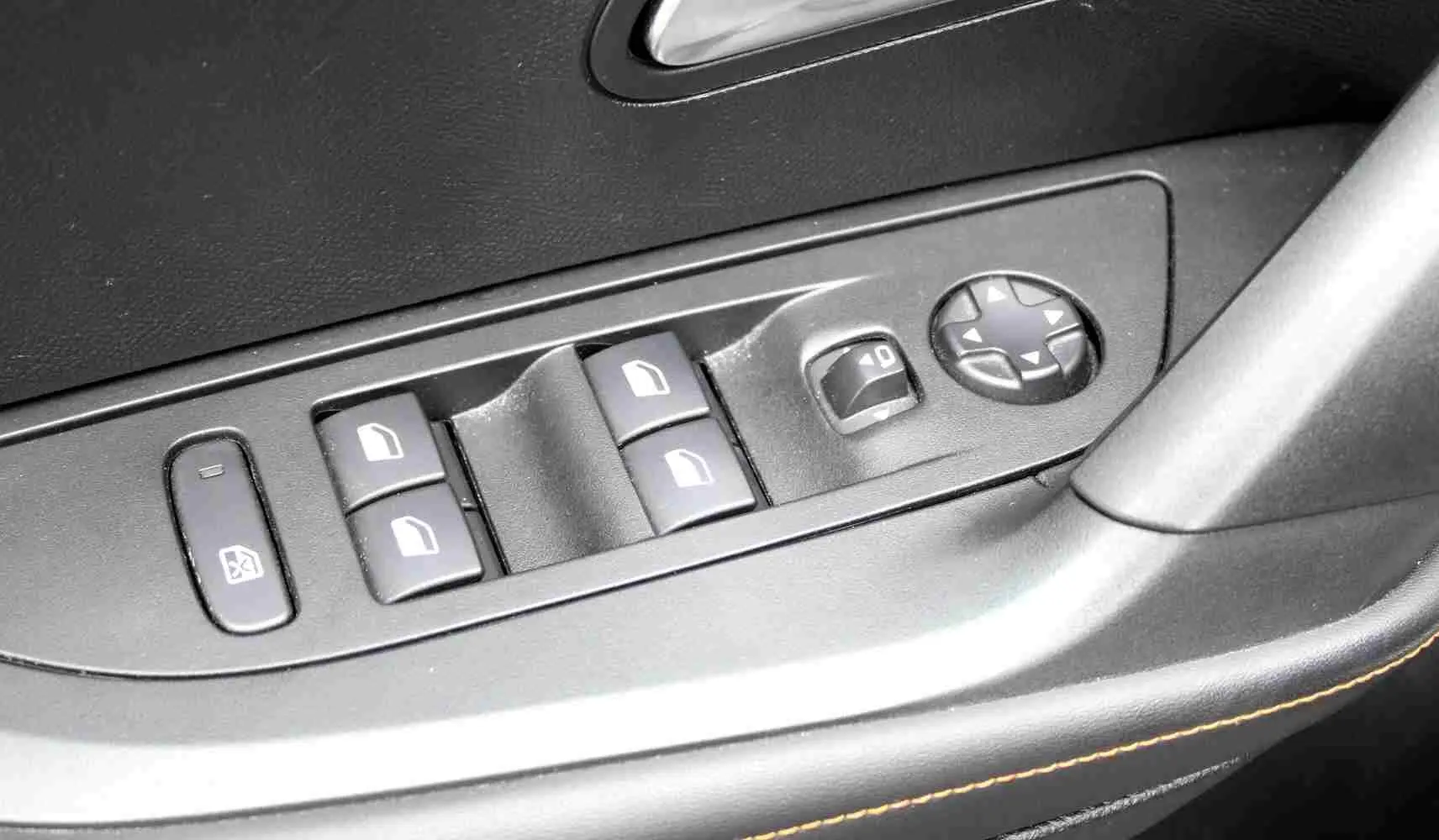 Gros plan sur les commandes des vitres et rétroviseurs côté conducteur du Peugeot 2008 gris platinium de 2022.